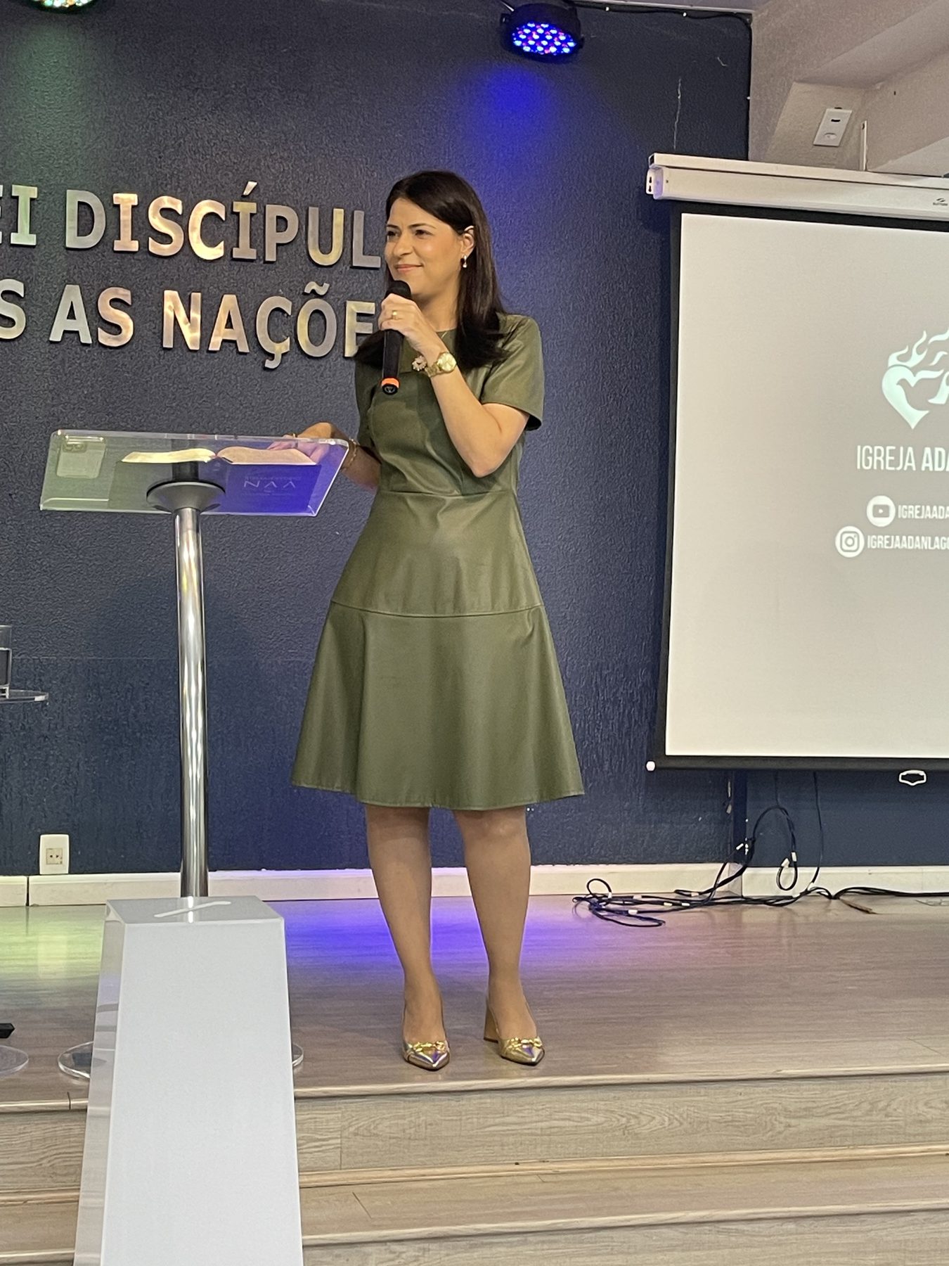 Cinara Guimarães ministrando para mulheres